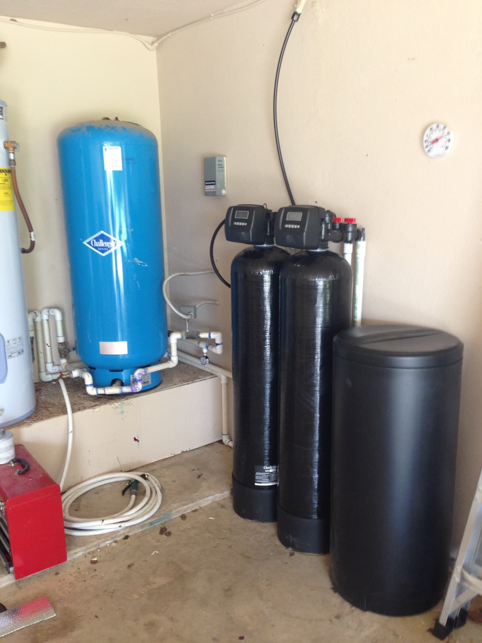 Pressure tank with filtration